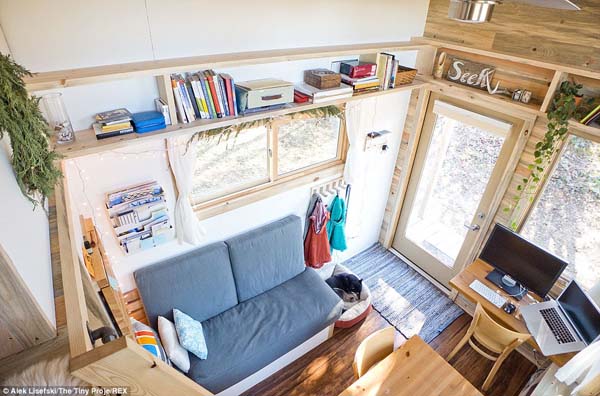 Man lives in a tiny house, friday favorites